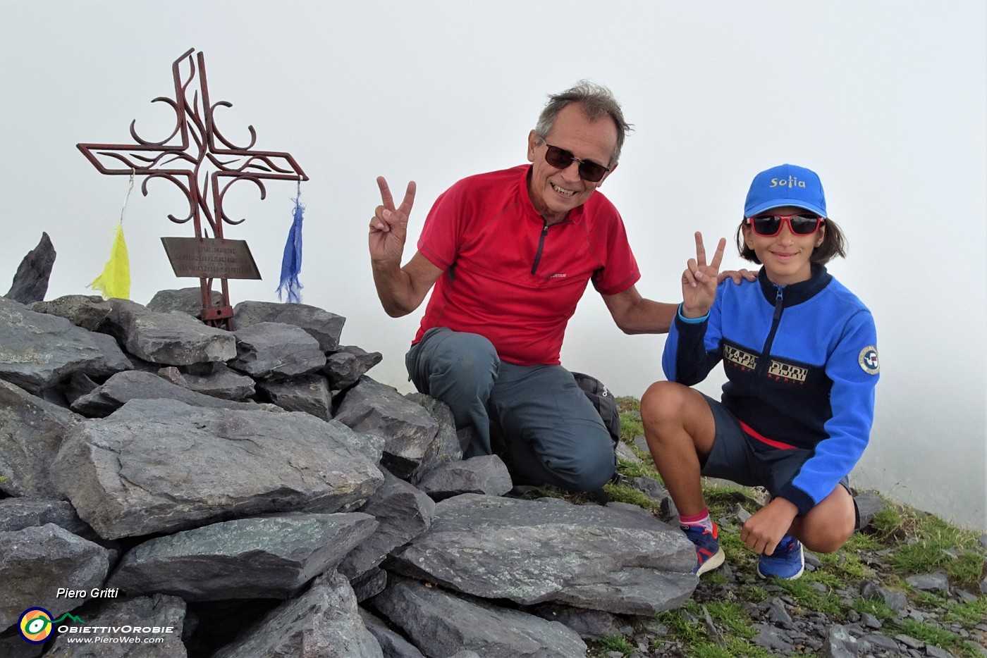 04 Con me posa la piccola alpina Sofia, guidata dal papa Marco.JPG